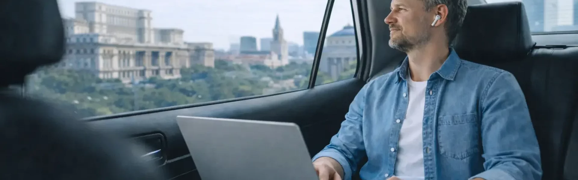 Nómada digital trabajando online desde Rumanía con empresa europea